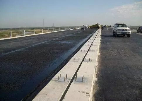 橋面防水混凝土及柔性防水層的施工方法.jpg 橋面防水混凝土及柔性防水層的施工方法.jpg