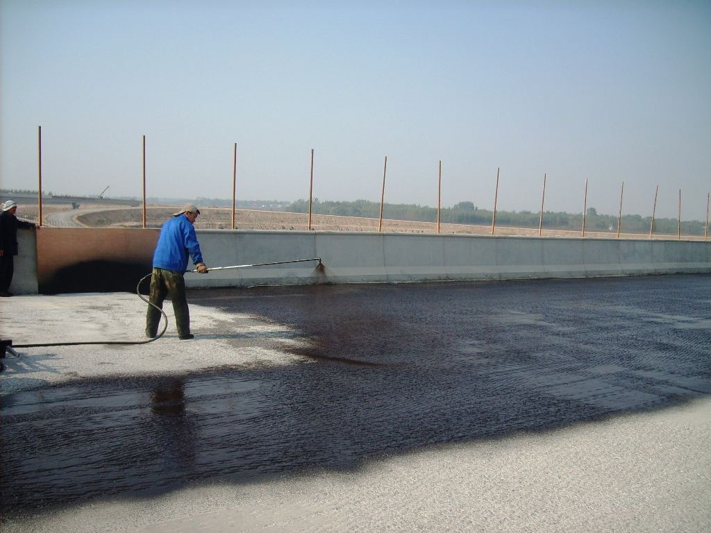 混凝土橋面防水黏結層施工技術的要點.jpg 混凝土橋面防水黏結層施工技術的要點.jpg